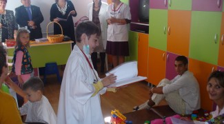 Copiii internaţi în secţia de pediatrie au primit cărticica „Floricele aurii pentru cei mai dragi copii”